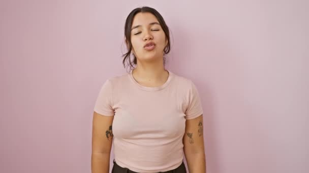 Glada Unga Latinamerikanska Kvinna Blåser Rolig Kärlek Kyss Till Kameran — Stockvideo