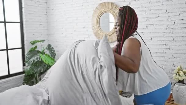 Afričanky Americká Žena Postel Ložnici — Stock video