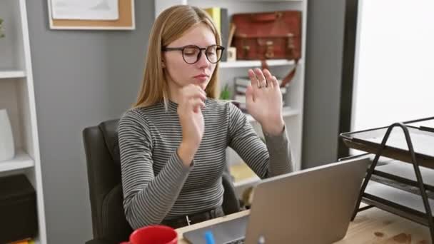 Погана Блондинка Окулярах Офісі Позує Перед Ноутбуком Організатором Столу — стокове відео