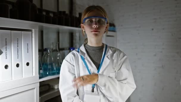 Sebevědomá Blondýna Modrýma Očima Laboratoři Bezpečnostními Brýlemi Laboratorním Pláštěm Stojící — Stock video