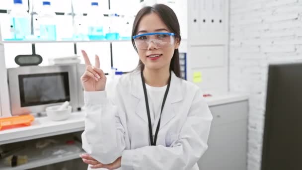 Grinning Vinner Ung Kinesisk Forskare Labbet Visar Seger Tecken Ler — Stockvideo