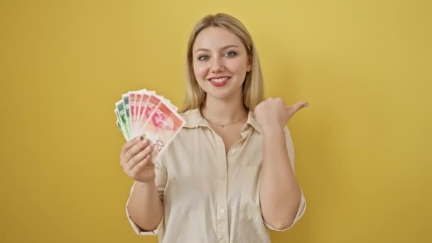 Χαρούμενη Νεαρή Γυναίκα Που Δείχνει Τους Αντίχειρές Της Χαμογελώντας Χαρτονομίσματα — Αρχείο Βίντεο
