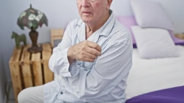 Selbstbewusster Älterer Mann Schlafanzug Mit Positivem Glanz Lässig Auf Dem — Stockvideo