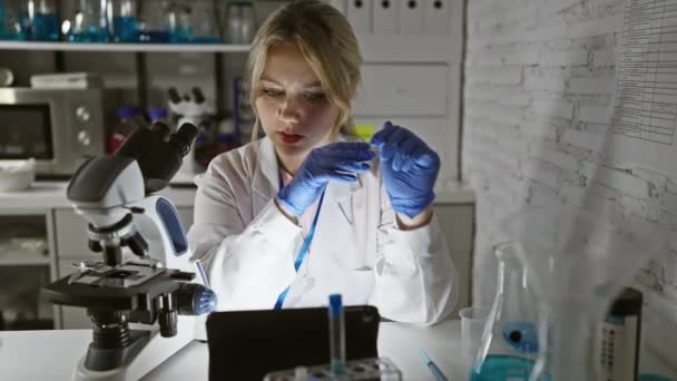 Сфокусированная Молодая Химик Работает Лабораторном Помещении Анализируя Образцы Помощью Планшета — стоковое видео