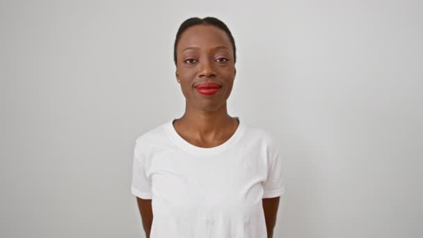 Mujer Afroamericana Confiada Sonriendo Alegremente Pie Sobre Fondo Blanco Aislado — Vídeos de Stock