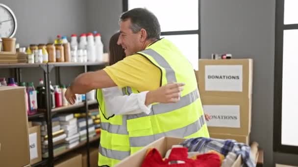 有自信 面带微笑的男男女女志愿者穿着反光背心在慈善中心拥抱 — 图库视频影像