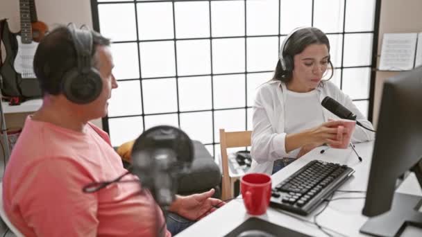 Man Vrouw Interviewers Delen Een Koffie Moment Een Radio Studio — Stockvideo