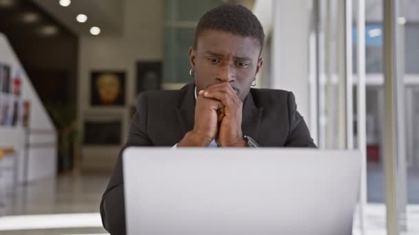 Hombre Africano Concentrado Ropa Negocios Trabajando Una Computadora Portátil Entorno — Vídeos de Stock