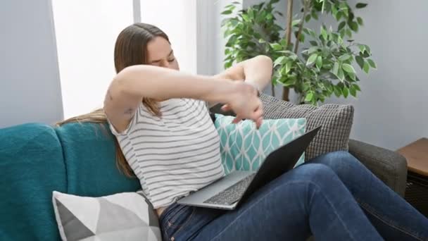 Zrelaksowana Kobieta Rozciągająca Się Domu Kanapie Laptopem Prezentująca Swobodny Styl — Wideo stockowe