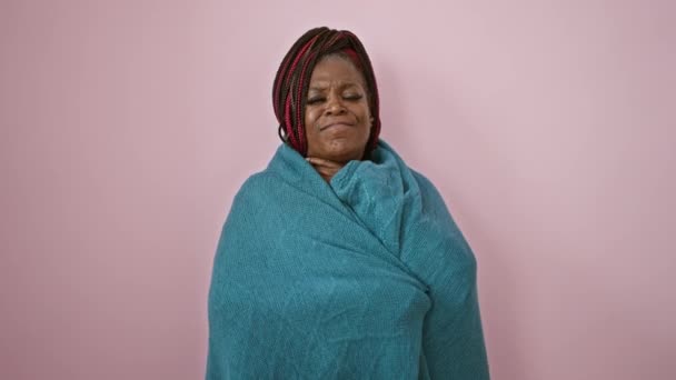 Mulher Afro Americana Com Tranças Enfrentando Doença Corajosamente Cobertores Seu — Vídeo de Stock