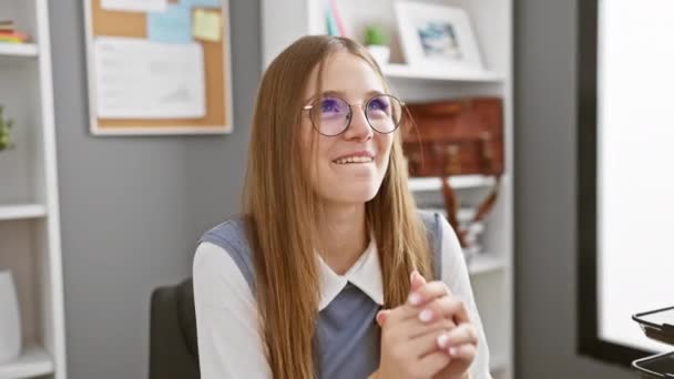 Joyful Young Blonde Office Worker Caught Cheerful Giggle Hands Chin — Stock Video