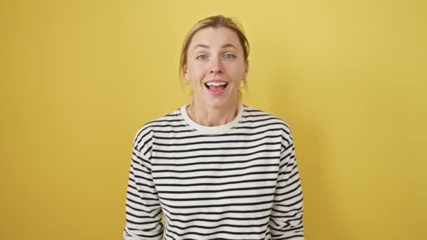 Fröhliche Junge Blonde Frau Selbstbewusst Denkend Stehend Wegschauend Mit Einem — Stockvideo