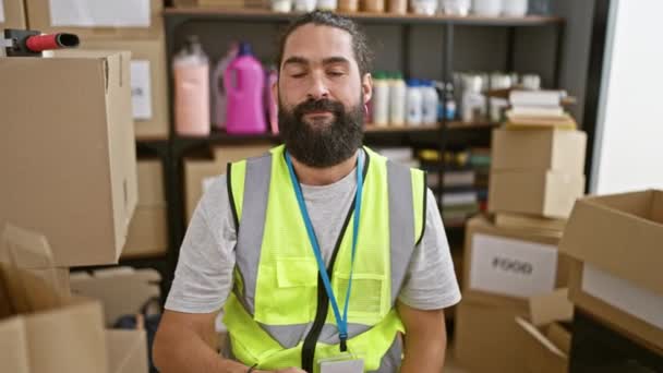 Hombre Hispano Con Barba Almacén Con Chaleco Seguridad Sosteniendo Corazón — Vídeos de Stock