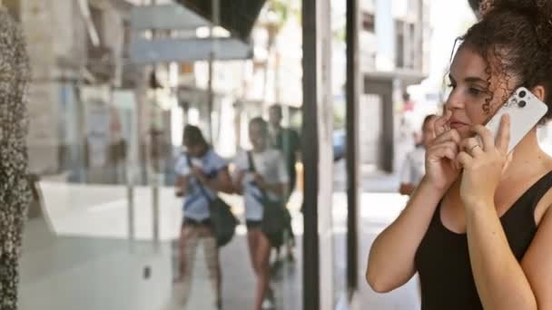 年轻的惊慌失措的女人一头卷曲的头发在街上用智能手机说话 — 图库视频影像