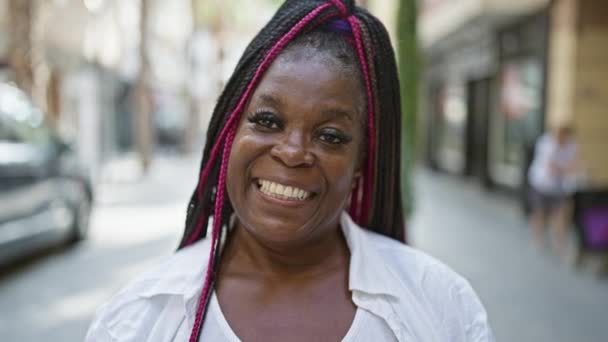 Όμορφη Αφροαμερικανή Γυναίκα Αποπνέει Εμπιστοσύνη Γελώντας Χαρούμενα Και Απολαμβάνοντας Ζωή — Αρχείο Βίντεο
