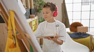 Sevimli küçük sarışın sanatçı, eğlence dolu sanat stüdyomuzda çizim yaparken kendine güvenerek dinlediği müzikle dans ediyor.