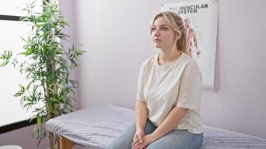 Rehabilitasyon merkezinde gülümseyen bir kadınla fizyoterapist tokalaşıyor.