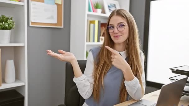 Radosna Młoda Blondynka Bizneswoman Gestykulująca Znak Okay Dłonią Świecąca Promiennym — Wideo stockowe