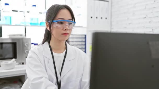 Glada Unga Kinesiska Kvinna Vetenskapsman Vinnare Sola Sig Sin Framgång — Stockvideo