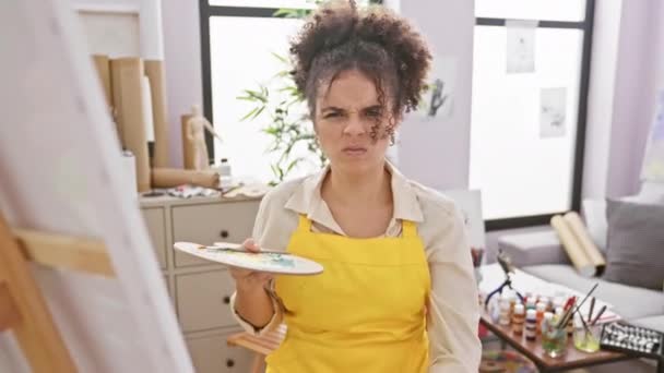 スタジオでの女性の怒り カーリーヘアの熱狂的なヒスパニックアーティスト — ストック動画