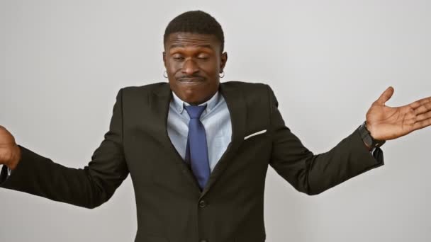 Clueless Yet Ganteng African American Man Suit Berdiri Bingung Dengan — Stok Video