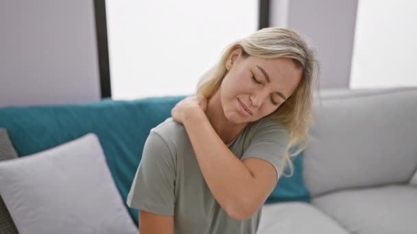 Uma Jovem Mulher Uma Camiseta Casual Mostrando Desconforto Dor Pescoço — Vídeo de Stock