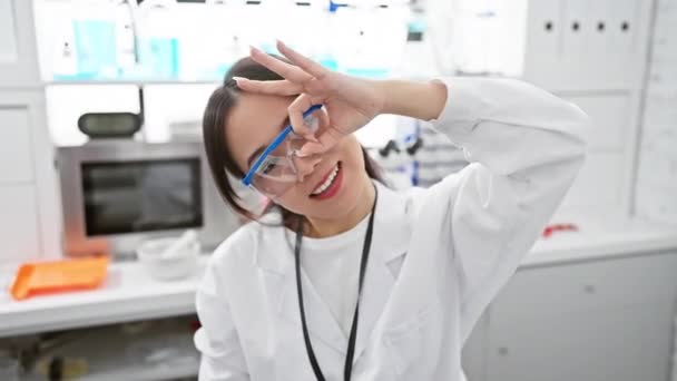 Glada Unga Kinesiska Kvinna Forskare Drar Hand Gest Öga Kikar — Stockvideo