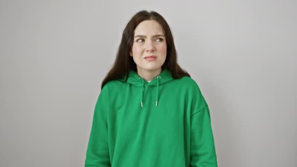 Stinkende Situation Unglückliche Junge Frau Weißem Sweatshirt Isoliert Auf Weißem — Stockvideo