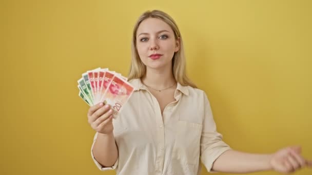 Весела Молода Блондинка Гордістю Тримає Банкноти Ізраїлю Вказуючи Себе Пальцем — стокове відео