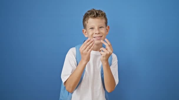 Roztomilý Blonďatý Chlapec Student Radostně Utrácet Falešné Peníze Izolované Pozadí — Stock video