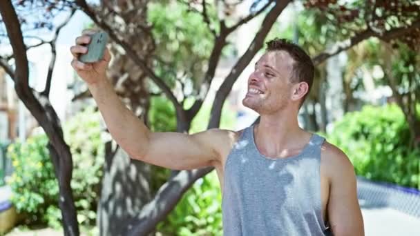 Gülümseyen Adam Güneşli Parkta Ağaçlar Banklarla Selfie Çekiyor — Stok video