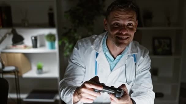 Sonriente Médico Masculino Hispano Con Bata Laboratorio Disfruta Jugando Con — Vídeos de Stock