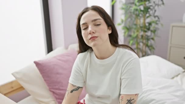 Positivt Strålande Ung Kvinna Pyjamas Tryggt Ler Mot Kameran Armarna — Stockvideo