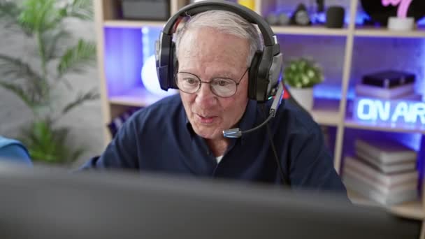 Smiling Senior Man Streamer Taking Headset Pointing Computer Cozy Gaming — Stock Video
