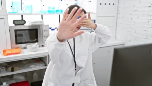 Fruktansvärd Ung Kinesisk Kvinnlig Vetenskapsman Som Täcker Ögonen Med Handen — Stockvideo