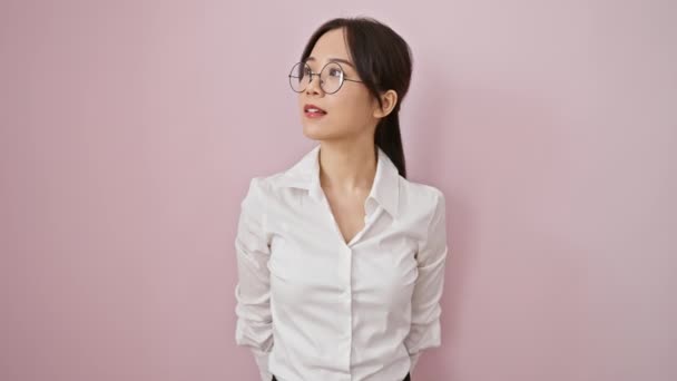Mulher Chinesa Jovem Confiante Emite Sorriso Radiante Pose Perfil Lateral — Vídeo de Stock