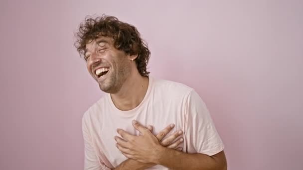 히스패닉 남자는 단단한 배경에 즐겁게 캐주얼 초상화에서 행복과 긍정성을 — 비디오