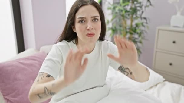 Vacker Ung Kvinna Bär Pyjamas Sitter Sängen Sovrum Händer Bröstet — Stockvideo