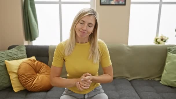 Веселая Блондинка Улыбается Дома Руки Вместе Скрещенными Пальцами Носит Футболку — стоковое видео