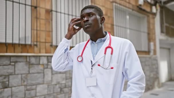 Afričtí Mužský Lékař Pomocí Smartphone Městské Ulici Stetoskopem Bílým Kabátem — Stock video