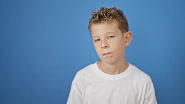 Schattige Kleine Blonde Jongen Met Een Serieuze Uitdrukking Zijn Gezicht — Stockvideo