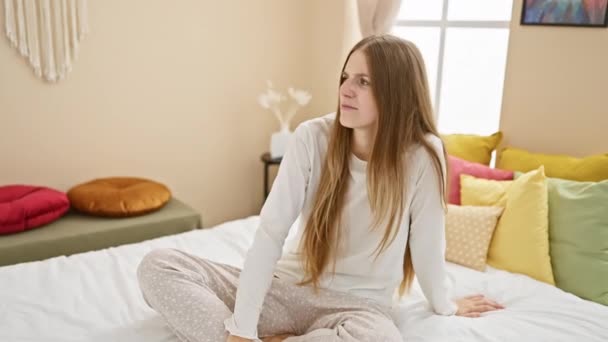 Mujer Rubia Pijama Retrocediendo Cama Del Dormitorio Olor Apestoso Insoportable — Vídeos de Stock