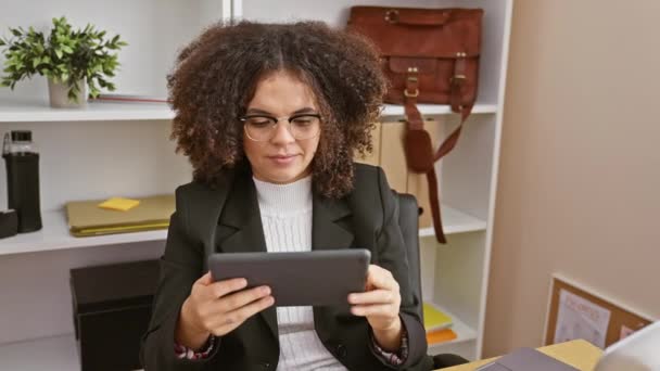 Eine Junge Hispanische Frau Mit Lockigem Haar Brille Und Businesskleidung — Stockvideo