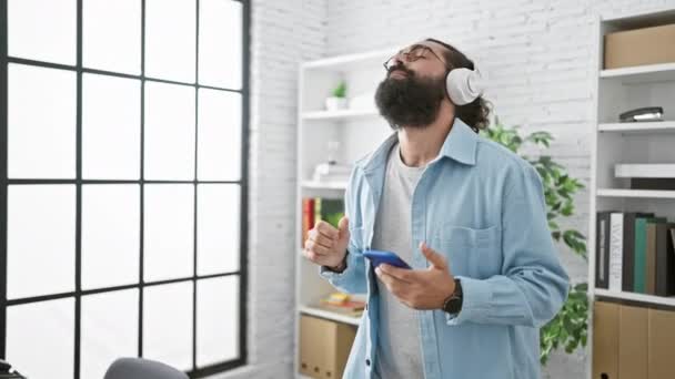 Bearded Man Met Koptelefoon Genieten Van Muziek Een Smartphone Een — Stockvideo