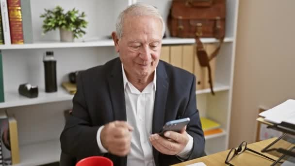 Seniorchef Mit Smartphone Feiert Büro — Stockvideo