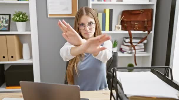 사무실에서 노동자 여자의 부정적인 기호에 십자가 손바닥을 — 비디오