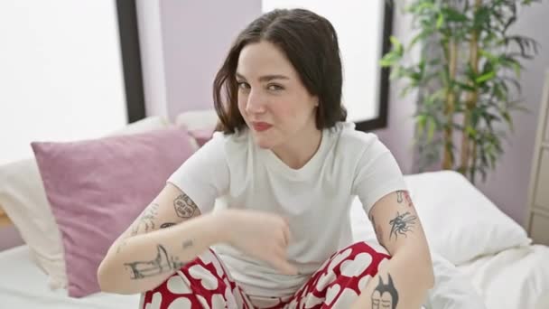 Pijamalı Genç Bayanı Alkışlamak Yatakta Oturmak Gülümsemek Mutlu Bir Işaret — Stok video