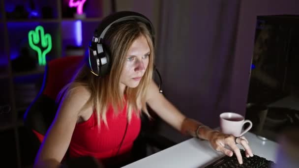 Blond Kvinna Bär Hörlurar Firar Medan Spel Natten Neon Lit — Stockvideo