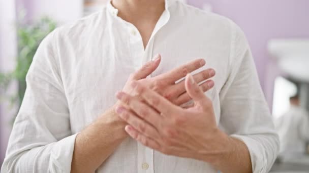 健康上の恐怖の中で自宅で平和な心 感謝を表現する 胸に手を置く感謝する男 — ストック動画