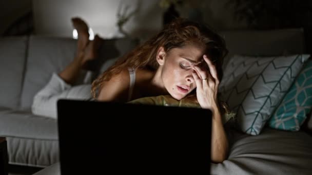 Κουρασμένη Γυναίκα Που Χρησιμοποιεί Φορητό Υπολογιστή Νύχτα Ένα Σαλόνι Που — Αρχείο Βίντεο